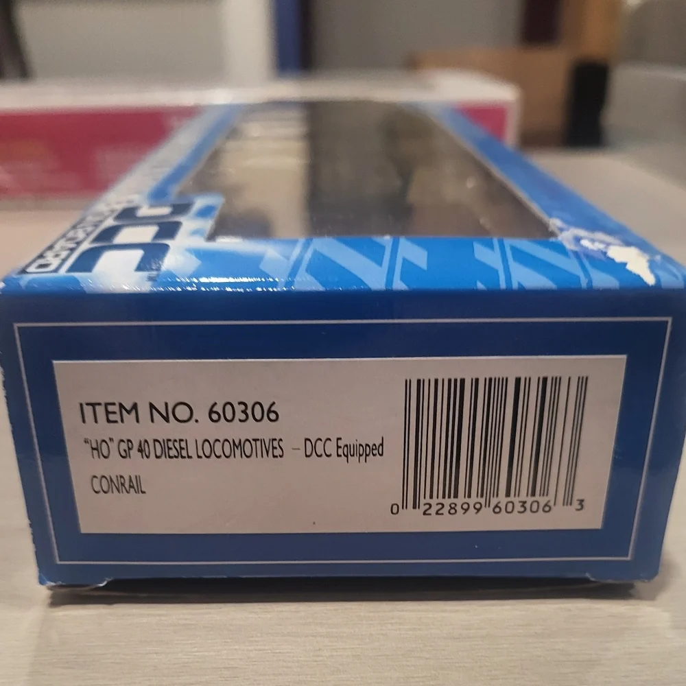 Bachmann HO Scale Conrail EMD GP40 Diesel With DCC - Picture 2 of 3